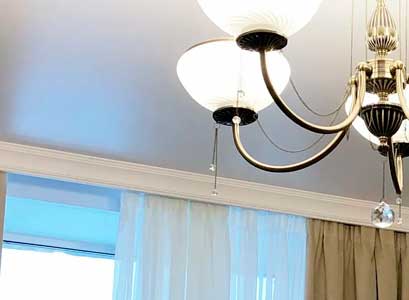 Натяжной потолок с карнизом