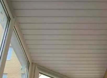 потолок на балконе